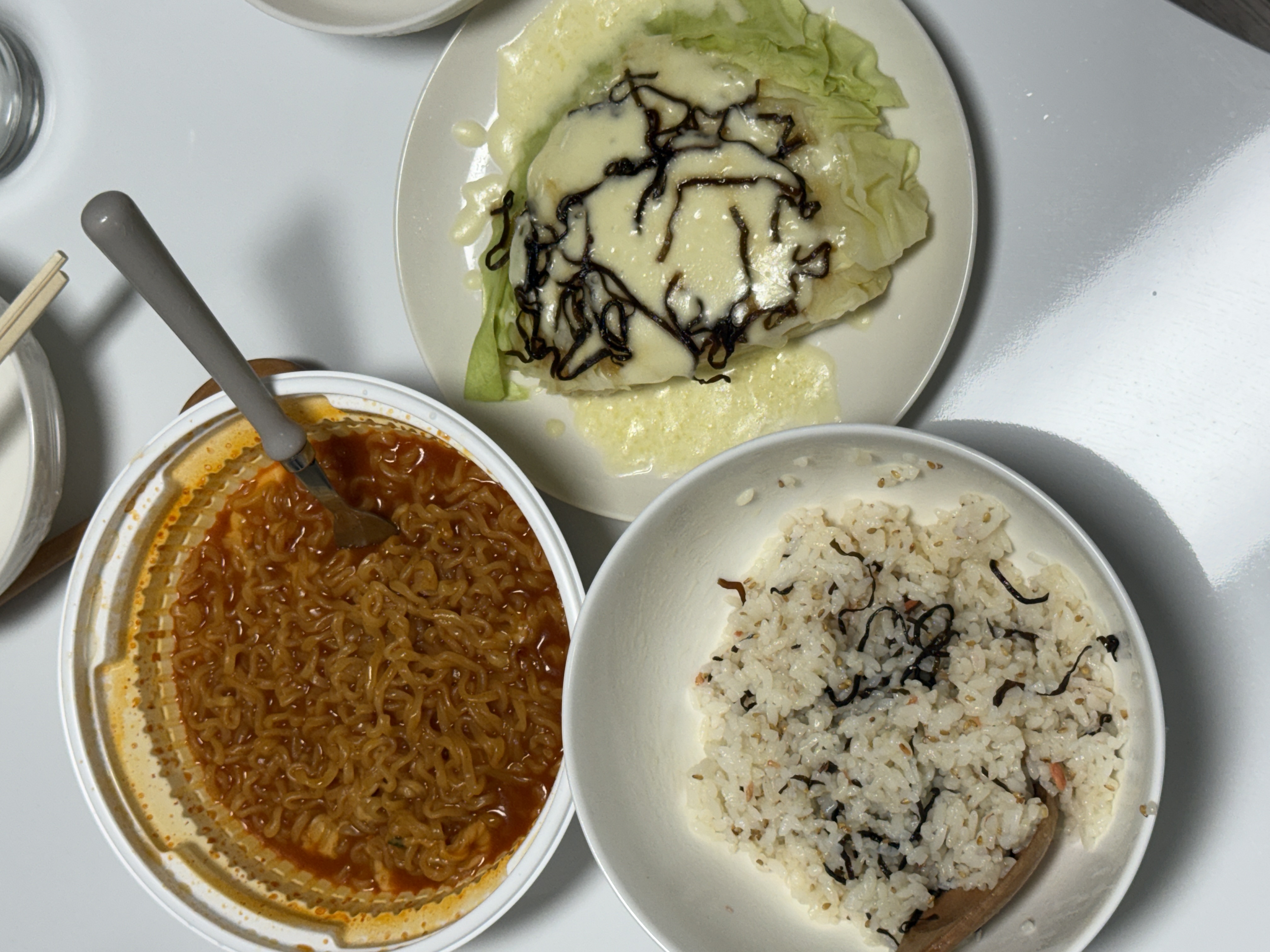 요즘 유행하는 음식 다 먹어보기 (시오콘부, 왕뚜껑국물라볶이)